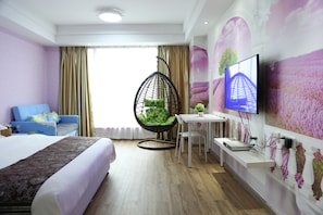 Escritorio, cortinas blackout y tabla de planchar con plancha