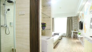 Habitación romántica con 2 camas individuales | Ducha del cuarto de baño