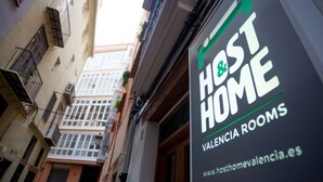 A sign for Host Home Valencia Rooms, indicating a hotel or accommodation. - Host & Home (Valencia)