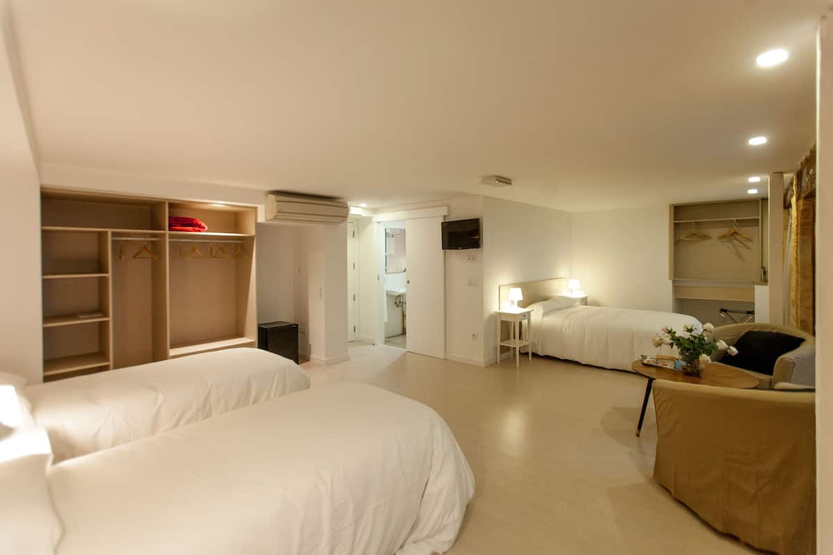 Habitación familiar (101) | Caja fuerte, escritorio, cortinas opacas y wifi gratis