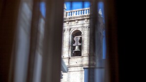 A view of a bell tower through a window with a wooden frame. - Host & Home (Valencia)