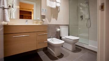 Standaard tweepersoonskamer (303) | Badkamer | Een douche, gratis toiletartikelen, een haardroger, handdoeken