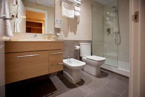 Standard Double Room (303) | Bathroom | Shower, free toiletries, hair dryer, towels - Host & Home (Valencia)