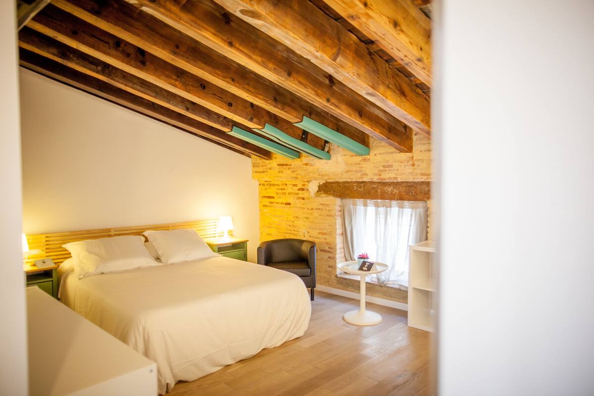 Deluxe Room (Abuhardillada - 401) | In-room safe, desk, blackout drapes, WiFi (free)