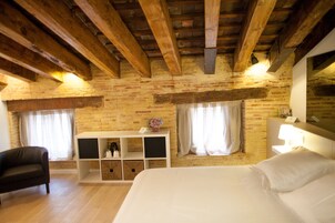 Tek Büyük Yataklı Oda (Abuhardillada - 402) | Odada kasa, masa, güneşlik/perde, ücretsiz kablosuz İnternet 