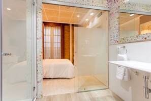 In-room safe, desk, blackout curtains, free WiFi - Host & Home (Valencia)