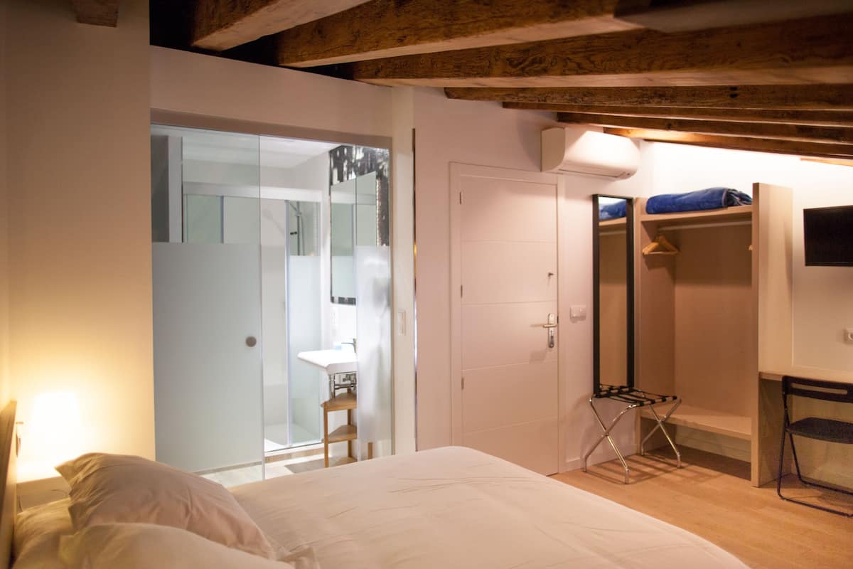 Habitación doble (Abuhardillada - 402) | Caja fuerte, escritorio, cortinas opacas y wifi gratis