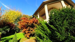 A house with a garden, a clear blue sky, and a well-maintained lawn. - Bed & Breakfast La Dimora di Garlasco (Garlasco)
