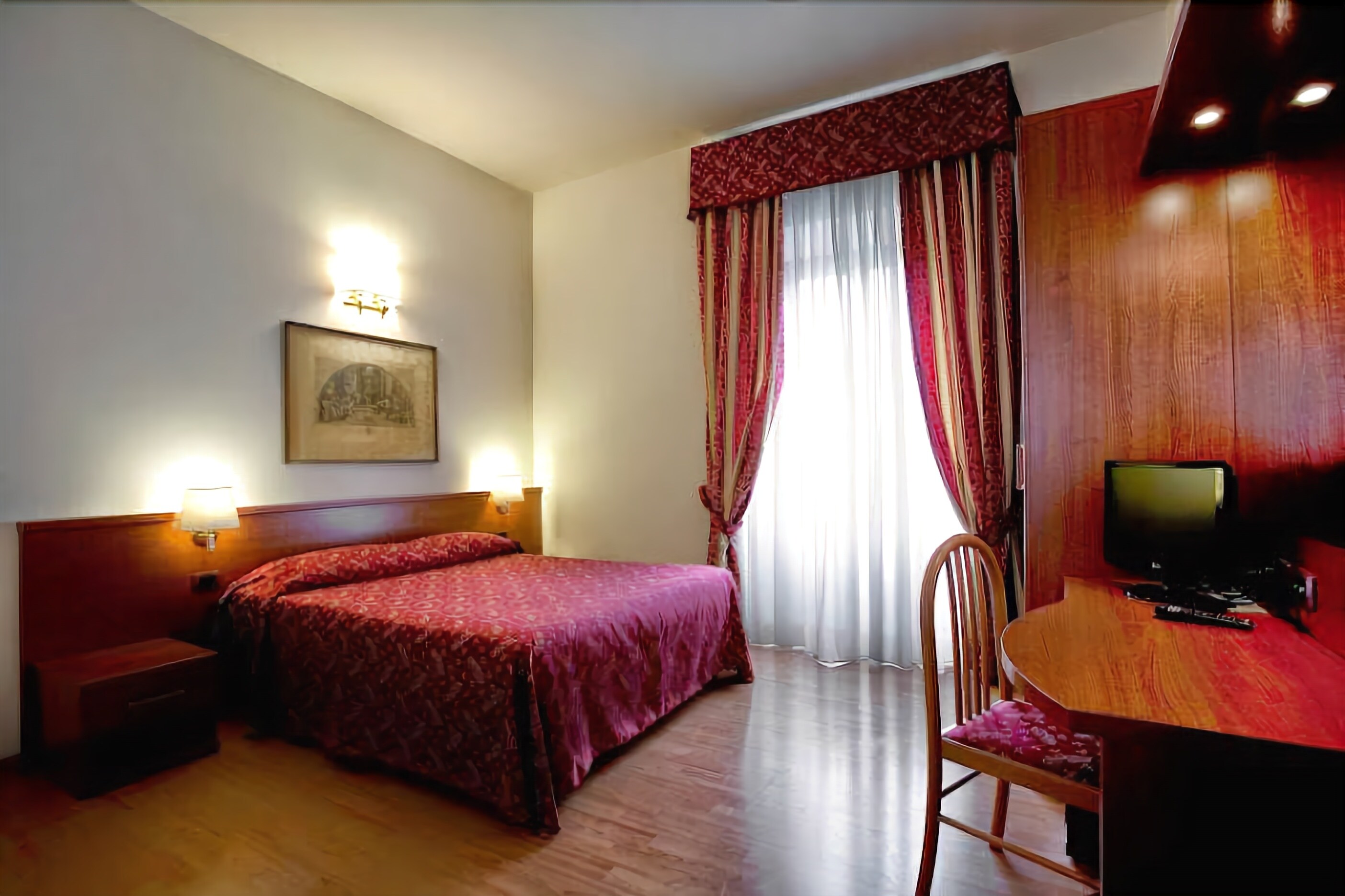 Down comforters, in-room safe, desk, blackout drapes