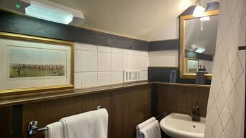 Traditional Twin Room | Bathroom | Shower, free toiletries, hair dryer, soap