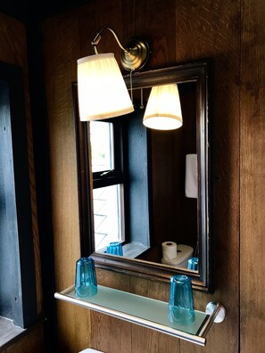 Economy Double Room, 1 King Bed, Annex Building | Bathroom | Shower, free toiletries, hair dryer, soap