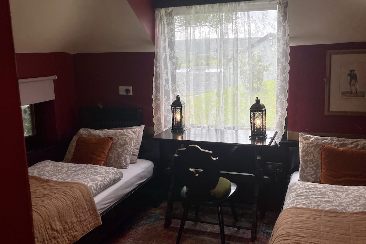 Traditional Twin Room | Desk, free WiFi, bed sheets