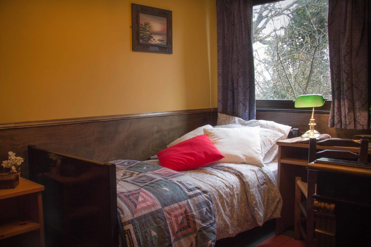 Single Room | Desk, free WiFi, bed sheets