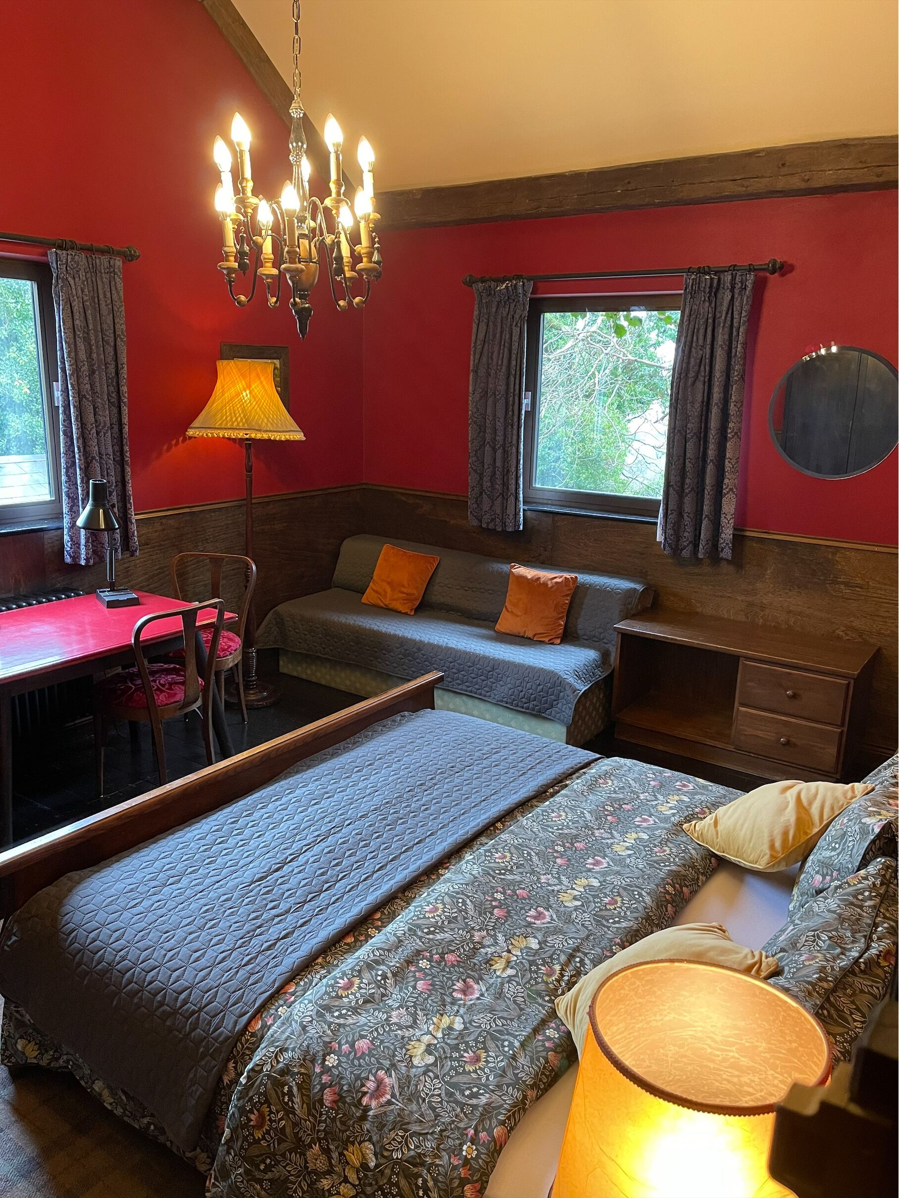 Bàn, truy cập Internet không dây miễn phí, bộ trải giường 