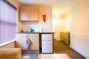 Standaard tweepersoonskamer | Privékeuken | Een koelkast, een microgolfoven, een waterkoker