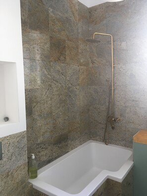 Chambre avec lits jumeaux (with Sofa) | Salle de bain