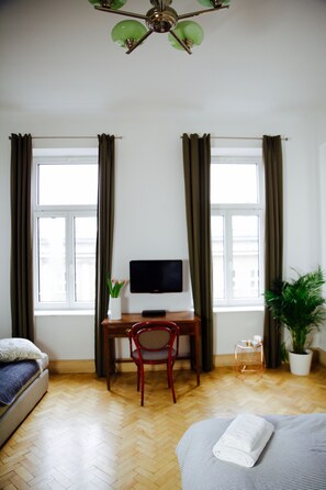 Twin Room (Large) | Desk, iron/ironing board, free WiFi, bed sheets - 4th Floor Bed and Breakfast (Warsaw)