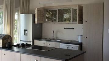 Apartamento, 2 habitaciones, vistas al mar | Cocina privada | Frigorífico grande, microondas, horno y placa de cocina