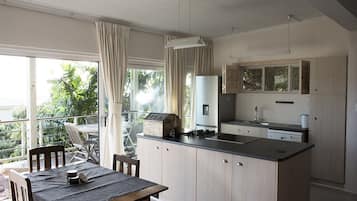 Apartment, 2 Bedrooms, Ocean View | In-room dining