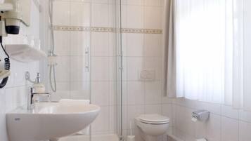 Artículos de higiene personal gratuitos, secador de pelo y toallas