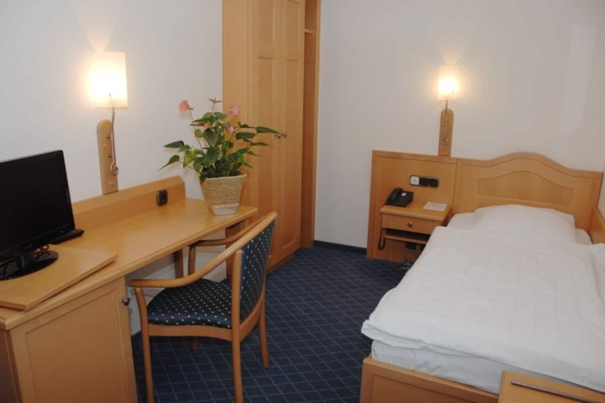 single room, non smoking | in-room safe, desk, iron/ironing board, free cots/infant beds