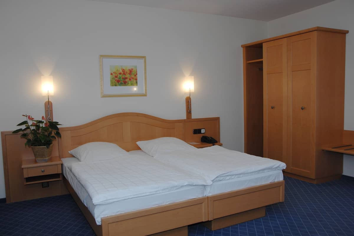 In-room safe, desk, iron/ironing board (on request), cribs (free)