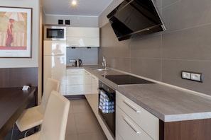 Apartamento | Cozinha americana privada | Geladeira, fogão, cooktop, lava-louças