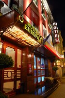 Fachada de la propiedad por la tarde o noche