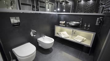 Executive tweepersoonskamer | Badkamer | Een douche, gratis toiletartikelen, een haardroger, badjassen