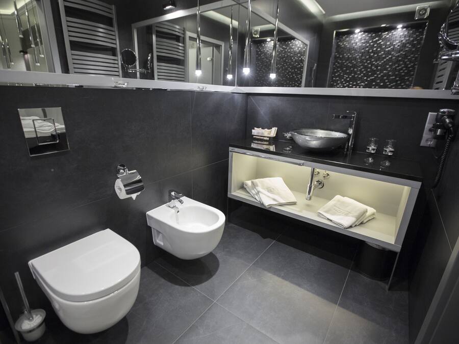 Executive Double Room | Bathroom | Shower, free toiletries, hair dryer, bathrobes