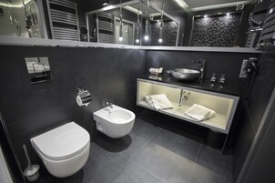 Executive Double Room | Bathroom | Shower, free toiletries, hair dryer, bathrobes