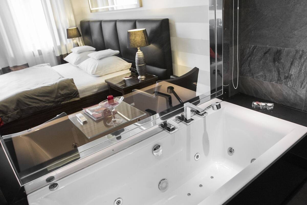 executive double room | bathroom | shower, free toiletries, hair dryer, bathrobes