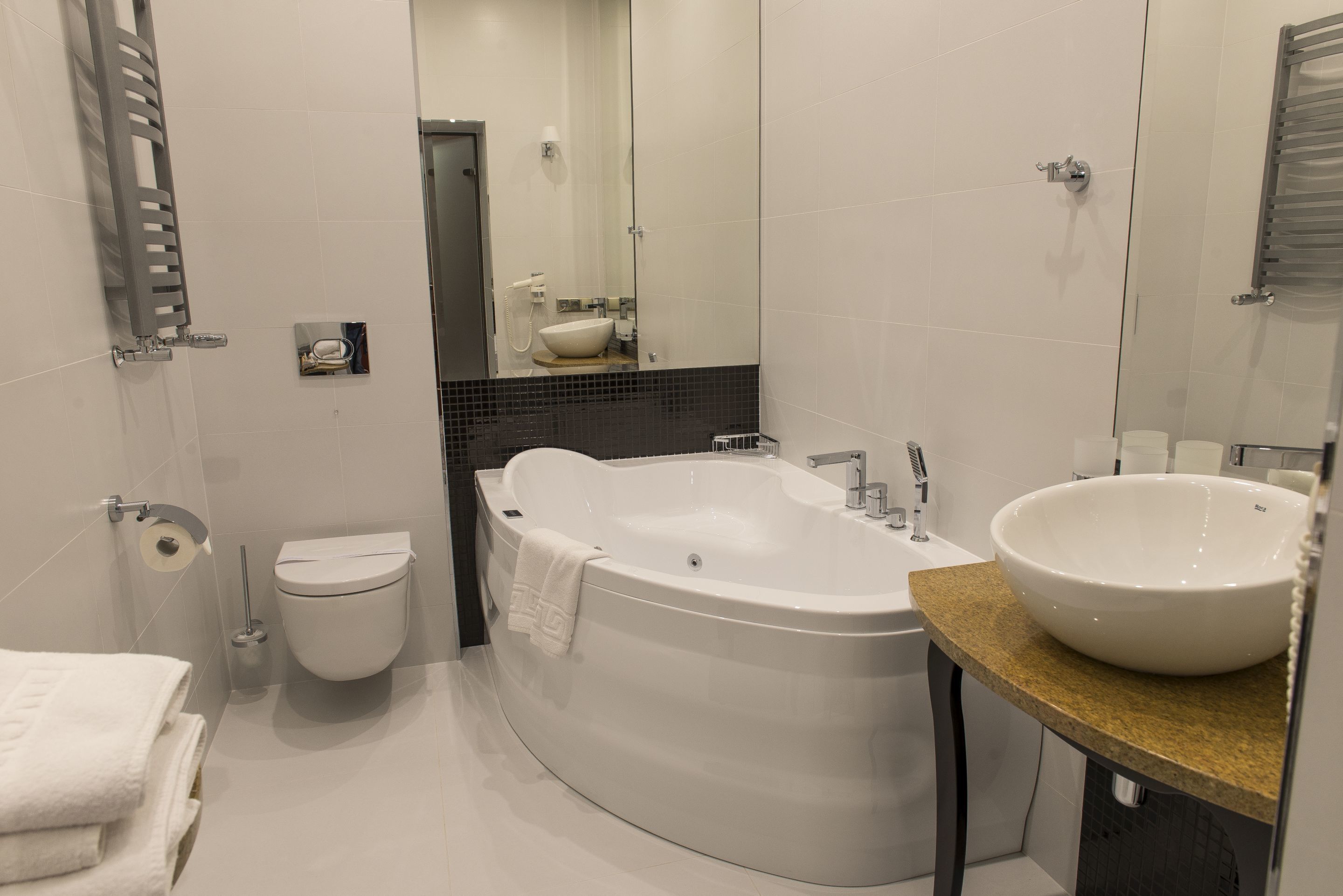 Deluxe tweepersoonskamer | Badkamer | Een douche, gratis toiletartikelen, een haardroger, badjassen