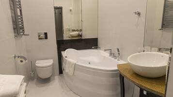 Deluxe tweepersoonskamer | Badkamer | Een douche, gratis toiletartikelen, een haardroger, badjassen