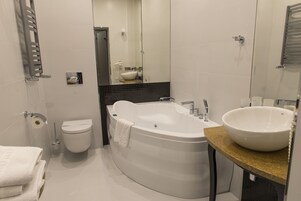 Deluxe Double Room | Bathroom | Shower, free toiletries, hair dryer, bathrobes