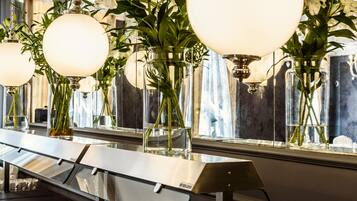 朝食 (ビュッフェ)、毎日提供 (無料)