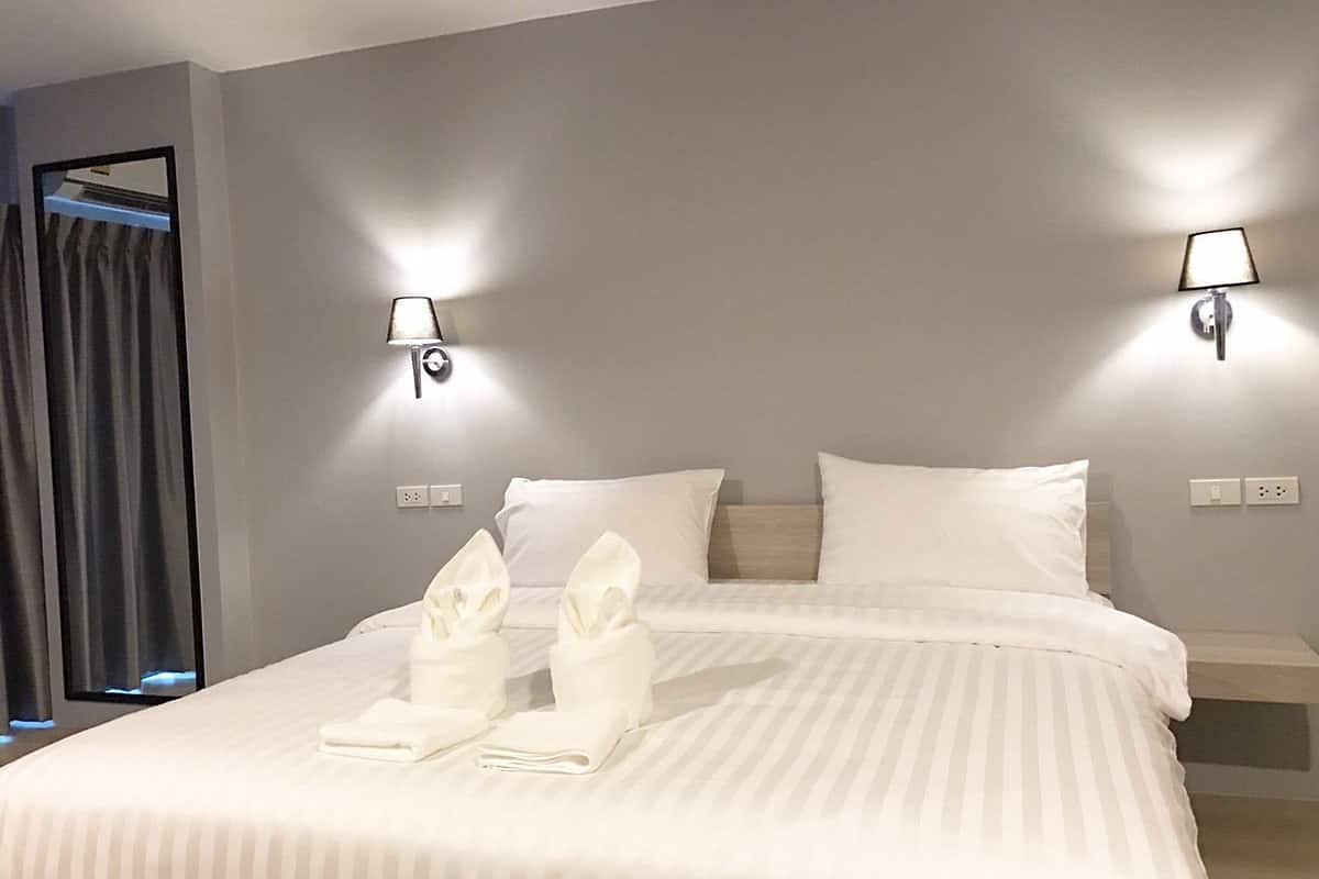 Superior King Modern Room