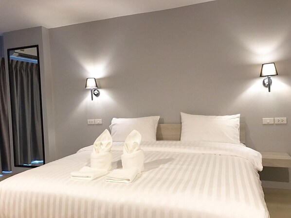 Superior King Modern Room