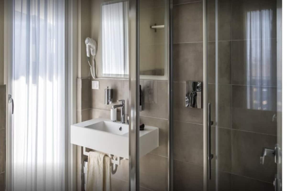 Comfort Süit | Banyo | Duş, geniş duş başlığı, ücretsiz banyo/kozmetik ürünleri