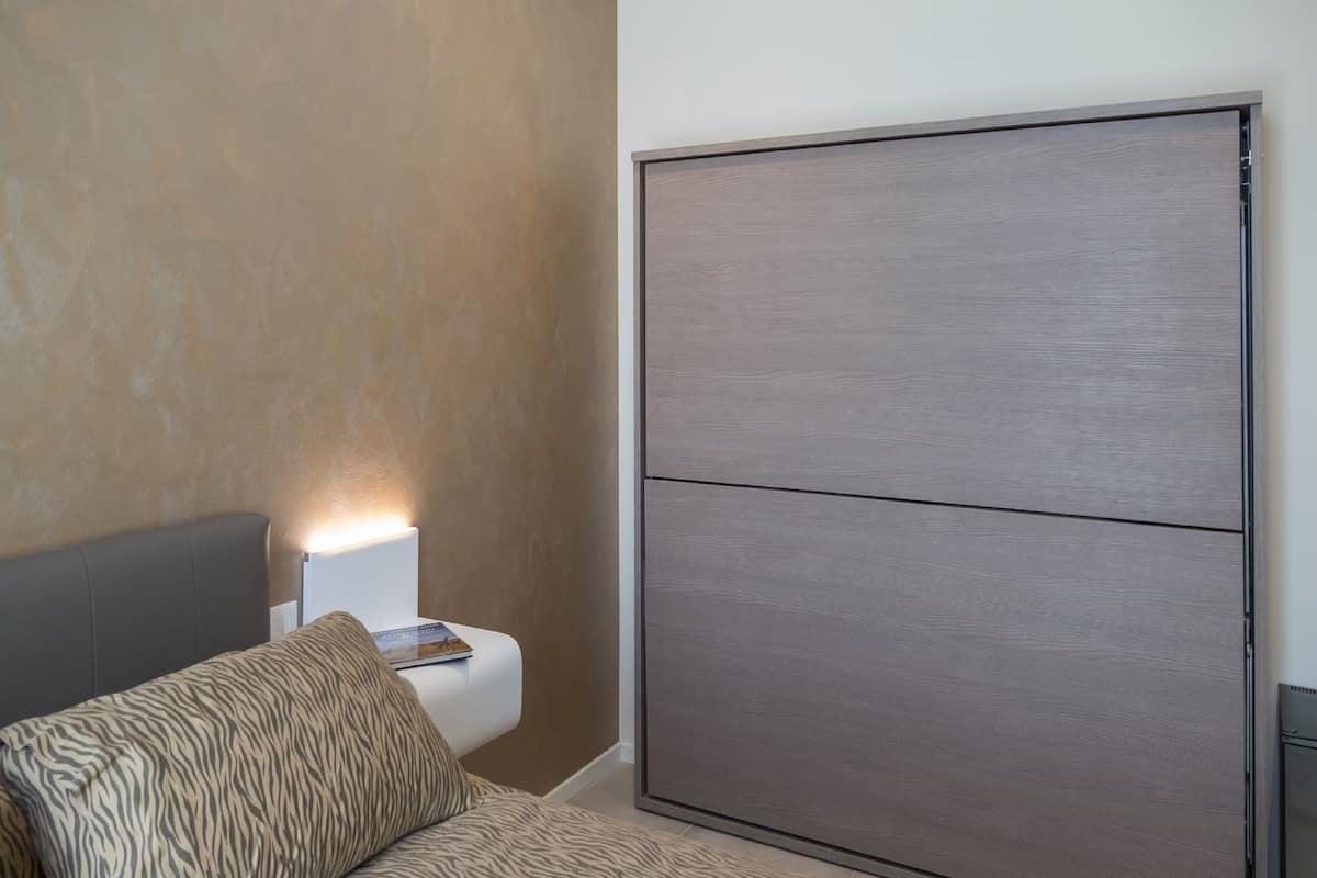 Minibar, odada kasa, masa, güneşlik/perde