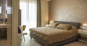 Minibar, in-room safe, desk, blackout curtains - Buena Onda (Peschiera del Garda)