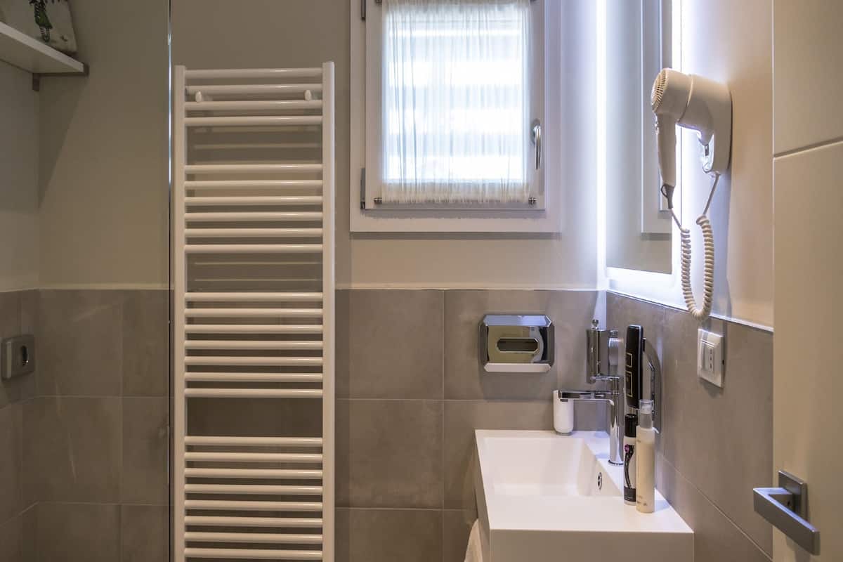 Duş, geniş duş başlığı, ücretsiz banyo/kozmetik ürünleri