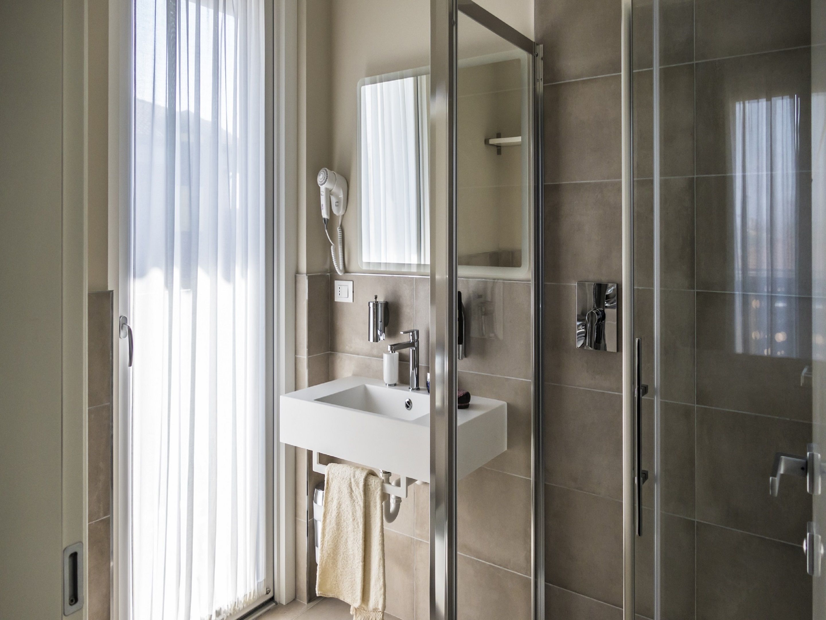 shower, rainfall showerhead, free toiletries, hair dryer