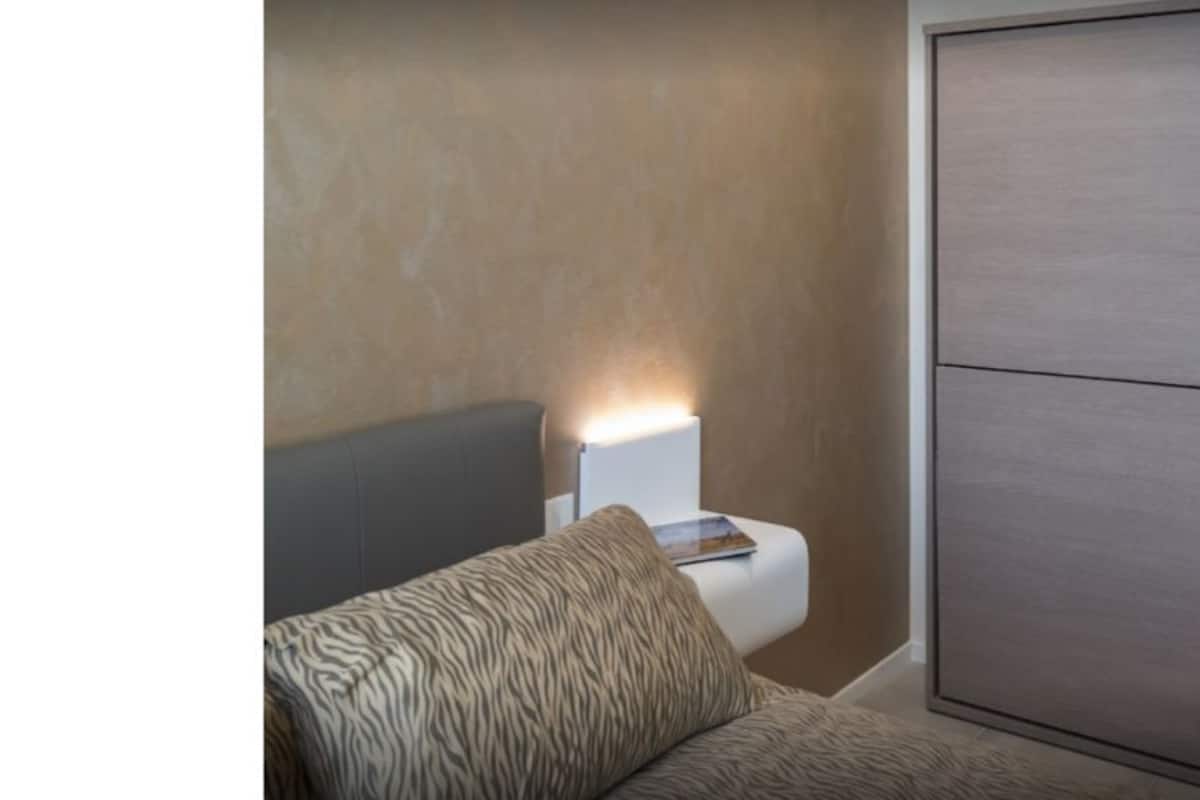 Comfort Süit | Minibar, odada kasa, masa, güneşlik/perde