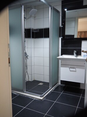 Standard Double or Twin Room, 1 Bedroom | Bathroom