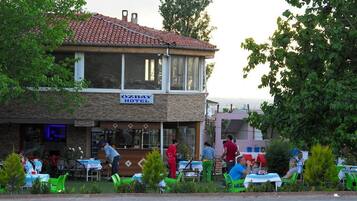 Breakfast, lunch, dinner served; Chinese cuisine