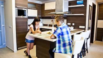 Apartamento, 1 quarto, sacada | Cozinha privada | Geladeira, micro-ondas, cooktop, cafeteira/chaleira