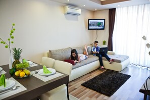 Estúdio superior, sacada | Sala de estar | TV de tela plana, filmes pagos