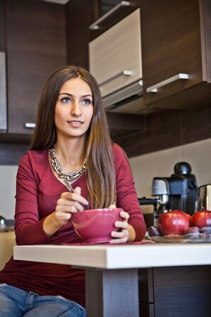 Ropa de cama de alta calidad y caja de seguridad en la habitación