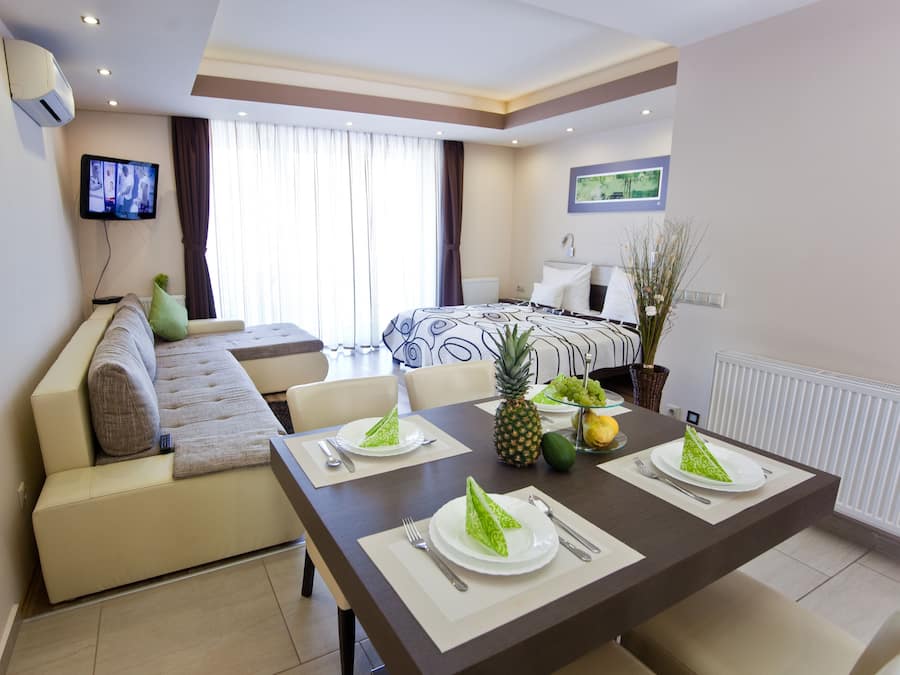 Ropa de cama de alta calidad y caja de seguridad en la habitación